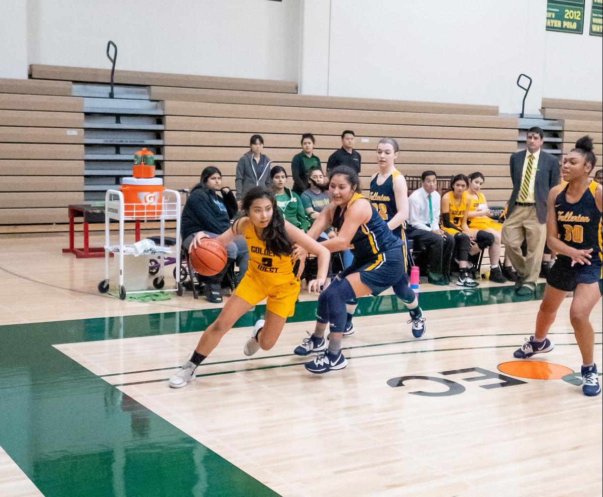 W Basketball: Tale of two Halves as Three Rustlers Score in Double Figures