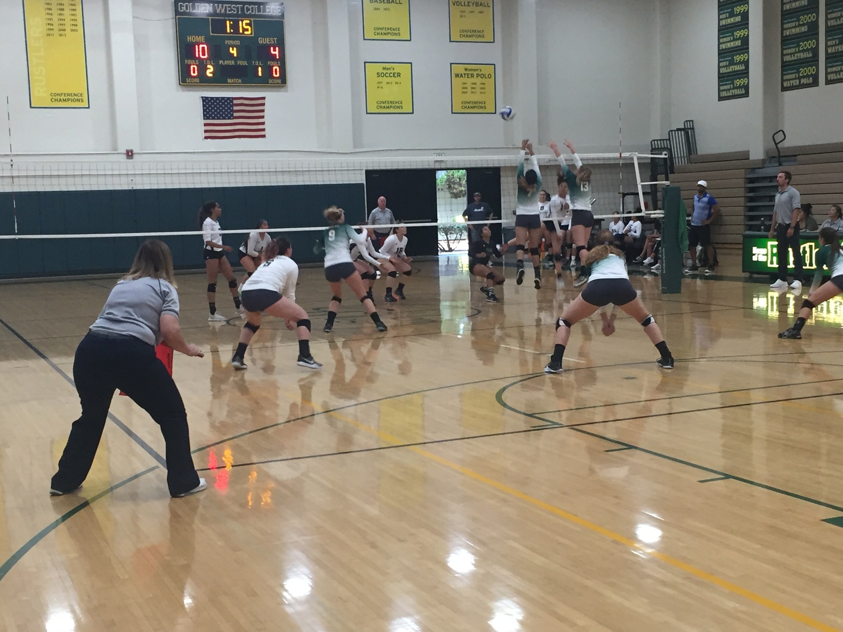 W Volleyball: Win in 5 Sets to Stay Undefeated