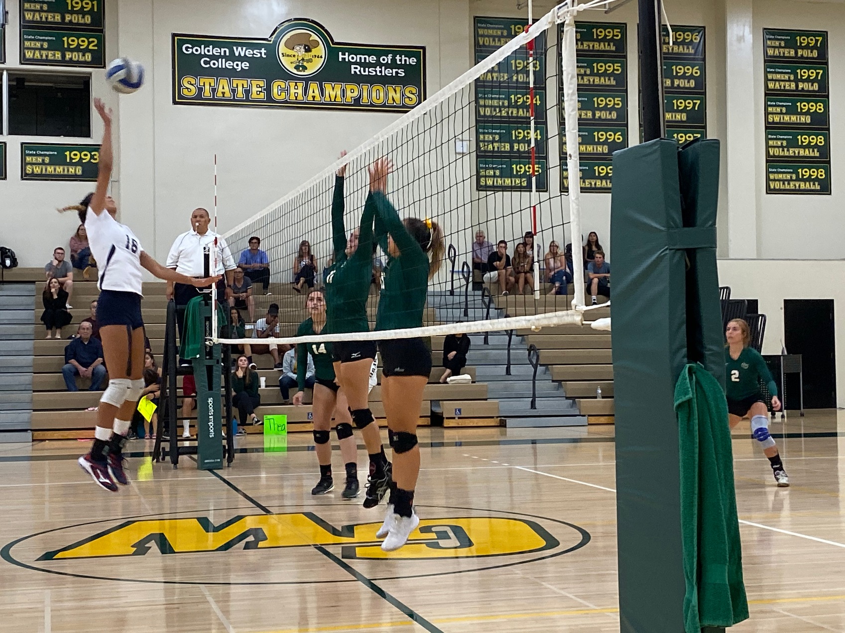 W Volleyball: Falls in Three Sets to Pirates