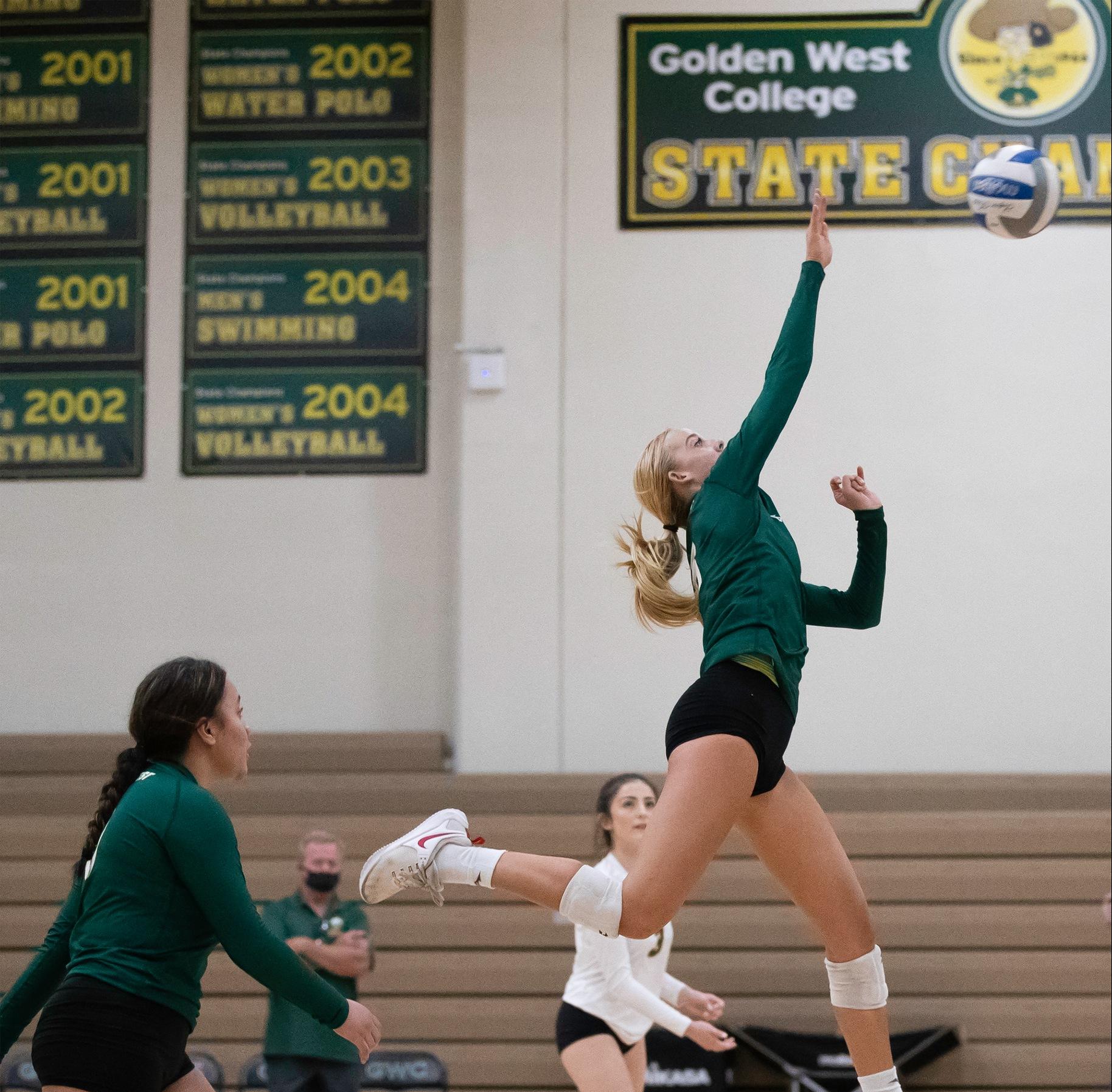W Volleyball: Cruises Past the Dons in Sweep